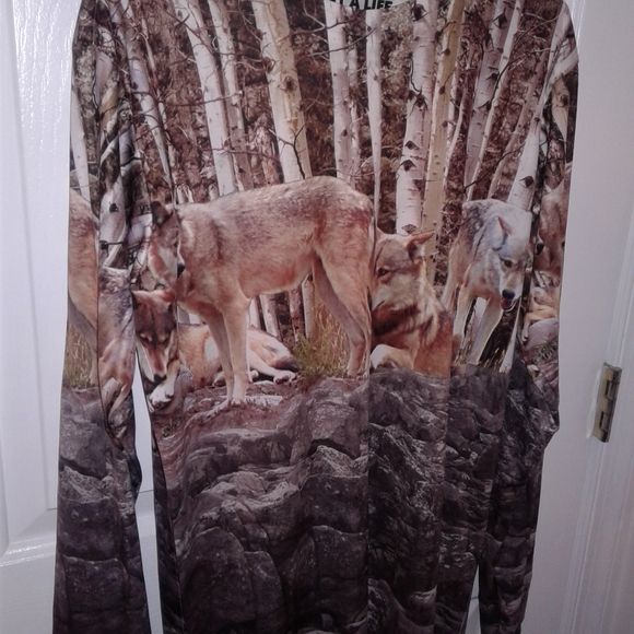 LAST CHANCE!! Camo Wolf long sleeve shirt - Picture 2 of 8